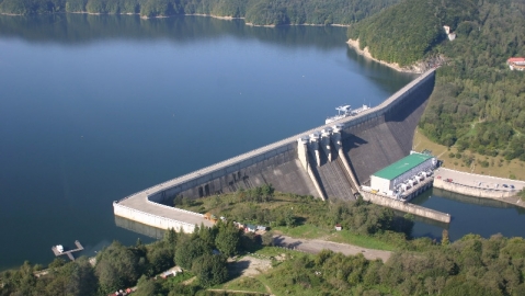 Staudamm in Solina, Kreuzfahrten. Die Möglichkeit der Besichtigung der Innenseite eines Wasserkraftwerks 18km